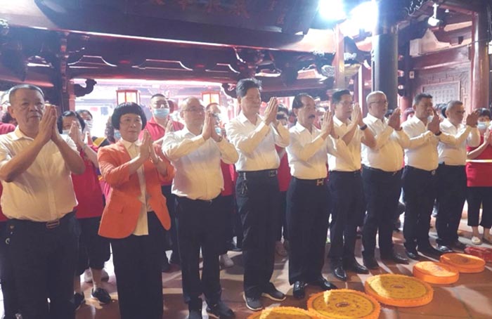 11 福建泉州通淮关岳庙董事会一班人敬拜关公,祝福圣诞.jpg