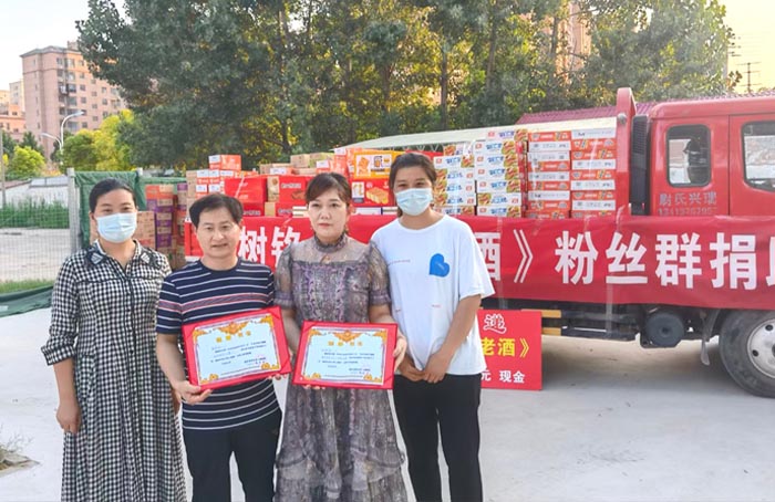 12 电视剧《三国演义》关公扮演者陆树铭组织的救灾物资,在关帝诞辰日发往河南灾区.jpg