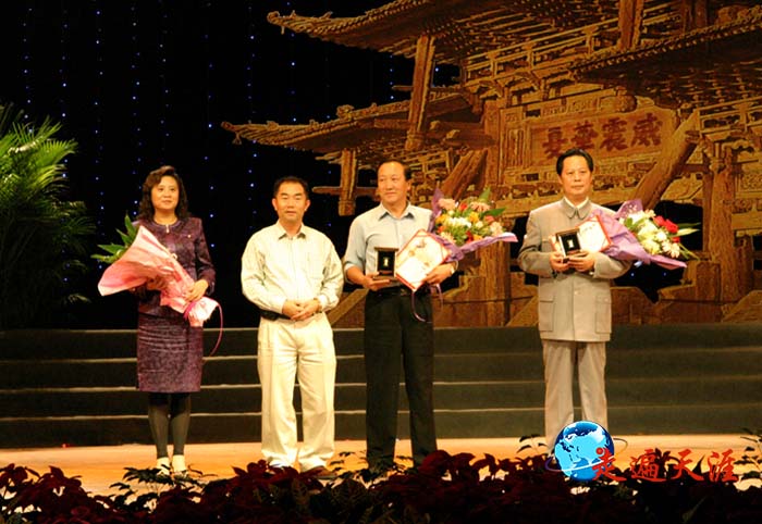 4 左起:崔玉晶董事长、冯德鑫主席为王可伟、汪国新先生颁发金奖.jpg
