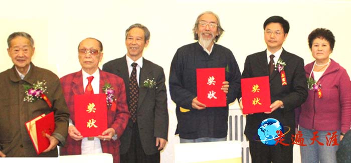 2 2011年11月,北京人民大会堂隆重颁发“关公文化特别贡献奖”。左起:罗哲文,关英才,谢辰生,胡小伟,朱正明,颁奖嘉宾张润香女士.jpg