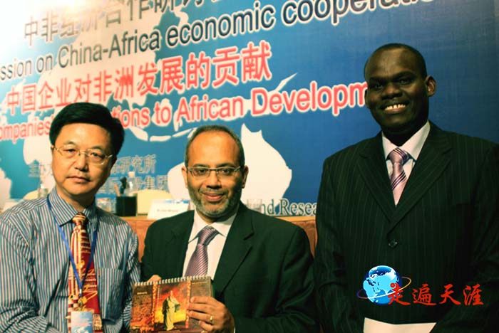 2 在金茂大厦,朱正明向联合国副秘书长卡洛斯·洛佩兹(中)赠送世界关帝圣像,右为联合国官员穆罕默德·阿达姆.jpg