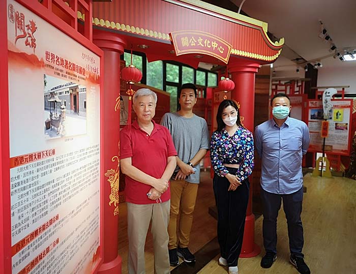 本文作者伍曉璐(右二)在香港關公文化中心採訪。左一為香港前總警司蔡建祥先生.jpg