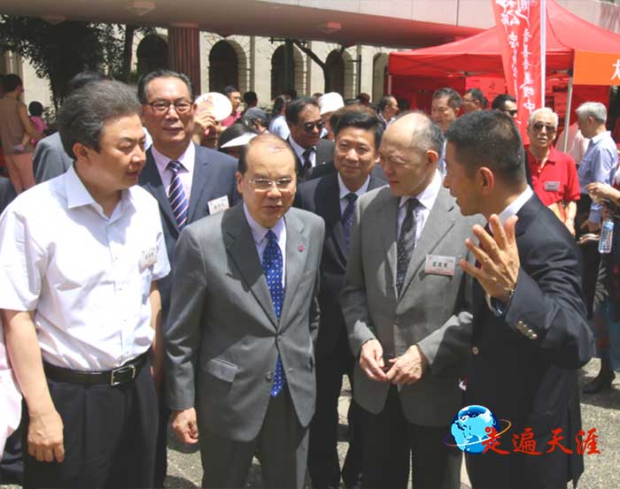 4 右起:香港山西商会常务副会长孙旭峰、香港中华总商会永遠名誉会长霍震寰、香港中联办社团联络部部长李文、香港特區政务司司长张建宗、香港大明集团主席董明光、山西运城市副市长卫再学在首届关公节.JPG