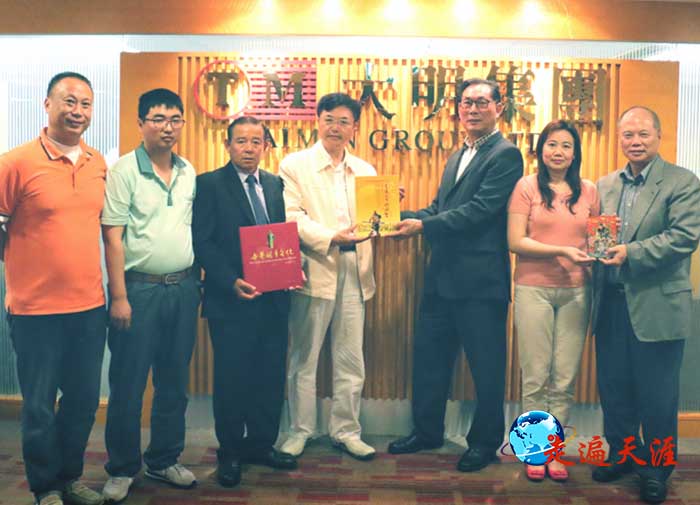 6 《走遍天涯访关公》作者朱正明(中)拜访香港大明集团,向董明光主席(右三)、羊福雄总经理(左三)等赠送关公文化专著.JPG