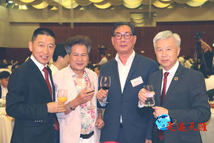 7 右起:香港总警司蔡建祥、香港大明集团董事局主席董明光、香港元朗十八乡主席梁福元、香港山西商会常务副会长孙旭峰在香港首届关公节晚宴.JPG