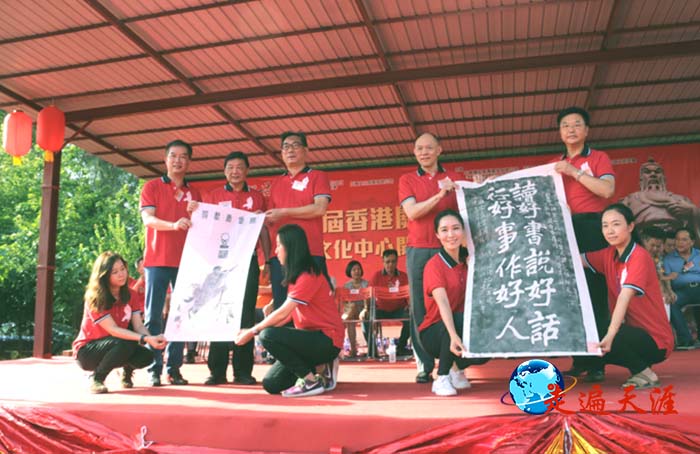 8 香港第二届关公节上,主礼嘉宾展示中国大陆当阳关陵、洛阳关林珍贵古碑刻拓片.JPG