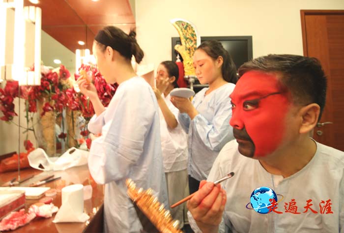 9 香港首届关公节,晋剧艺术家武凌云正在把自己装扮成关公.JPG