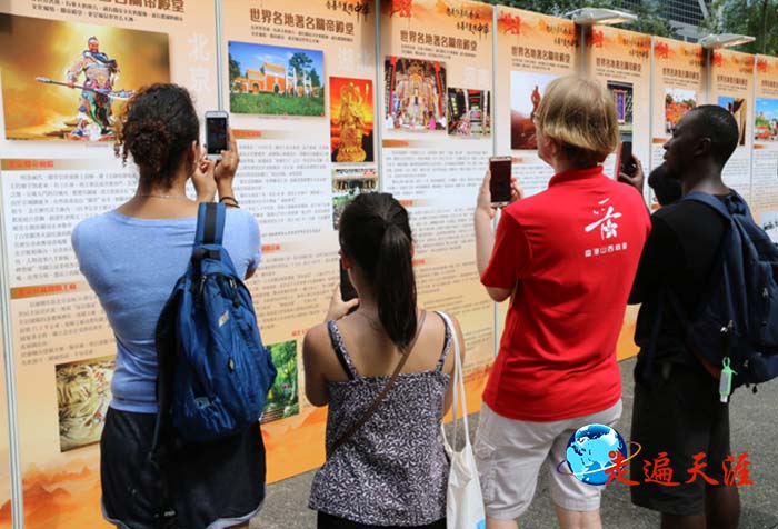 12 香港遮打花园,关帝文化故事吸引游人.JPG