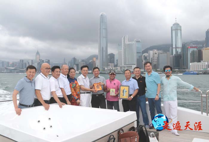 14 香港第二届关公节,嘉宾乘游艇巡游维多利亚港湾.JPG