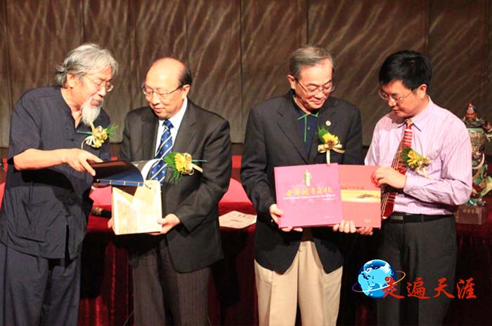 04 澳门首届关公文化国际论坛开幕式,胡小伟(左)、朱正明(右)向澳门大学图书馆赠书。左二为澳门大学校长赵伟、右二为副校长程海东.JPG