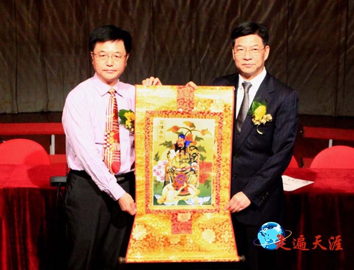 05 澳门首届关公文化国际论坛开幕式 朱正明向澳门特别行政区何超明检察长赠送西藏关公唐卡.JPG