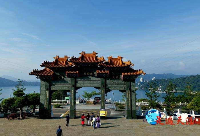 05 日月潭畔的文武庙牌楼.jpg