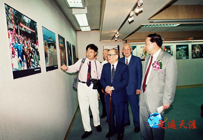 09 台北关帝文化展厅,朱正明向总统府国策顾问刘先云等讲述大陆关帝文化风情.JPG