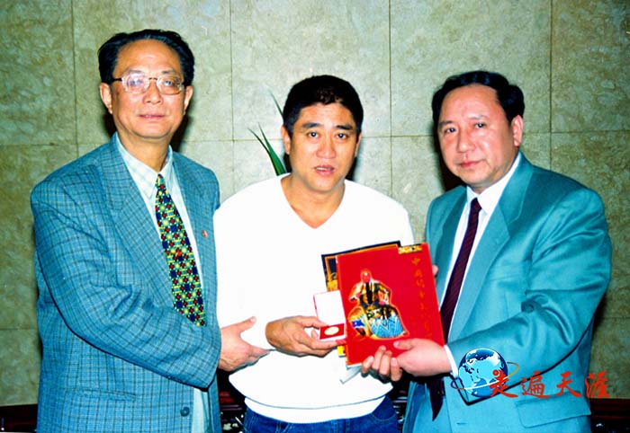 10 在台北,湖北省政府台办主任陈春林(右)向亚洲飞人柯受良赠送《中国关帝文化寻踪》画册.JPG