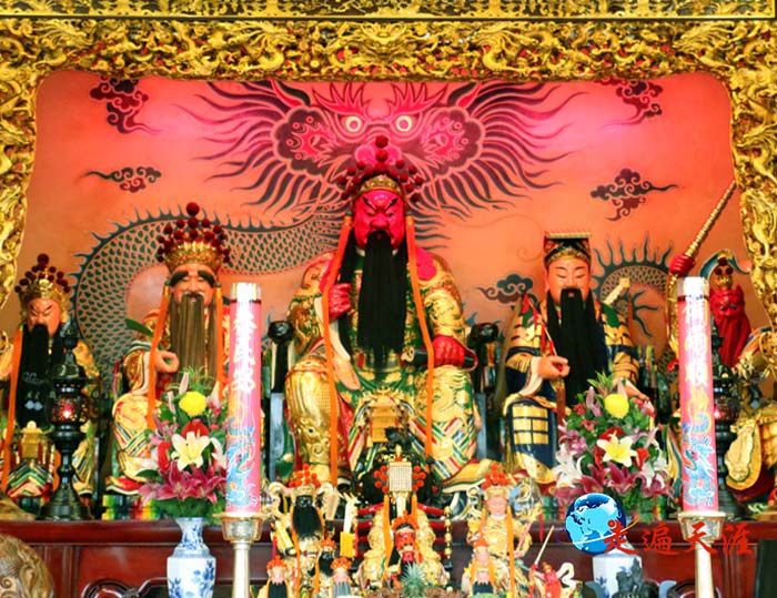 2 行天宫大殿供奉的五恩主:关圣帝君、孚佑帝君、灶神张单、护法王善和民族英雄岳飞.jpg