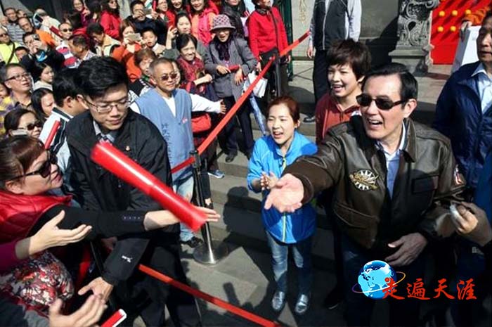 3 马英九先生大年初一赴行天宫敬香,与民众亲密互动.jpg