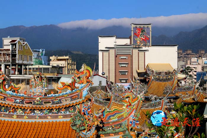 1 宜兰礁溪协天庙层层飞檐,与雪山山脉遥相呼应.jpg