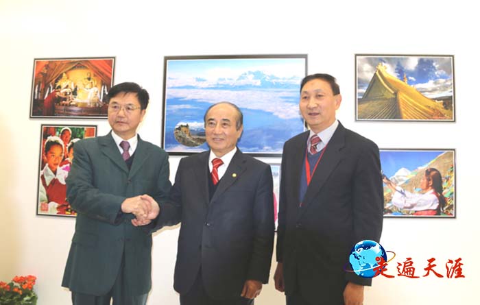 4 王金平先生在协天庙忠义大楼参观关帝文化展览,与朱正明紧紧握手.jpg