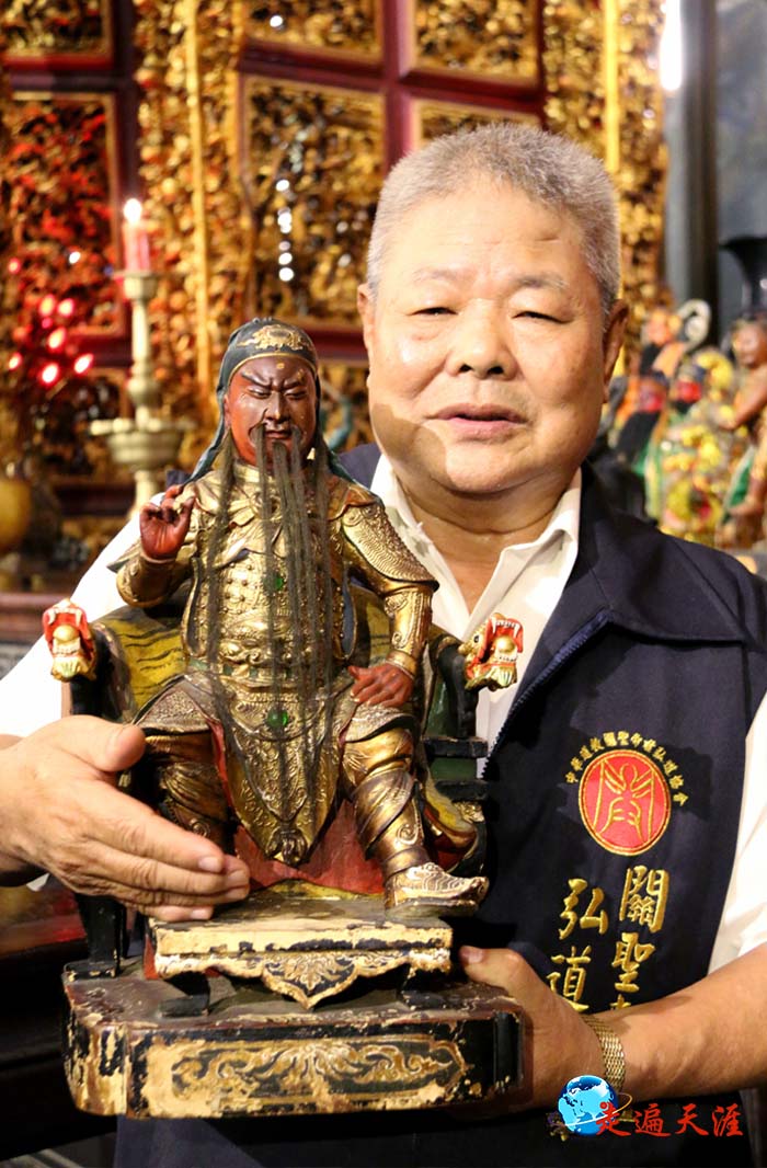 2 明伦三圣宫主委简朝吉手捧关帝像,神秘地说,“三年以来,关公的美髯须越长越长!”.jpg