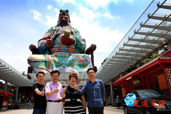 1 新竹普天宫前,学关公,多赞叹。左起:中国新闻社湖北分社总编艾启平,文化学者朱正明,普天宫董事长郑逸榛,企业家叶易源.JPG