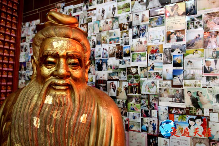 2 普天宫月老金身背后,贴满了牵线成功的青年男女玉照.JPG