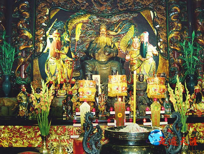 2 台中圣寿宫大殿供奉的关帝,金碧辉煌.JPG