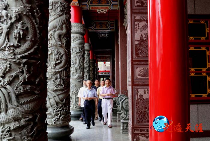 5 张真宪(左)、朱正明(右)在台中圣寿宫朝圣.jpg