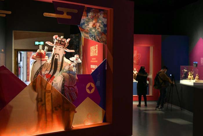 5 观众在成都博物馆观展.jpeg