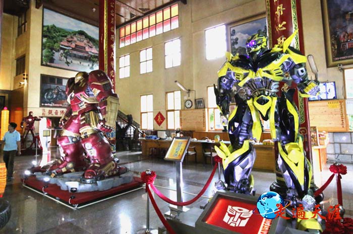 3 龙崎文衡殿大殿两侧,巨大的钢铁侠吸引了众多青少年.JPG