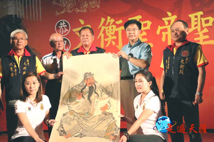 4 万人庆典现场,朱正明(右二)向龙崎文衡殿管理人陈展松(左二)、主委谢有德(中)赠送画家康峰作品《夜读春秋》.JPG