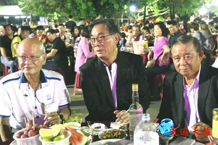 5 左起:总会长陈展松、香港大明集团董事局主席董明光、总经理羊福雄在龙崎文衡殿万人朝圣之夜.jpg