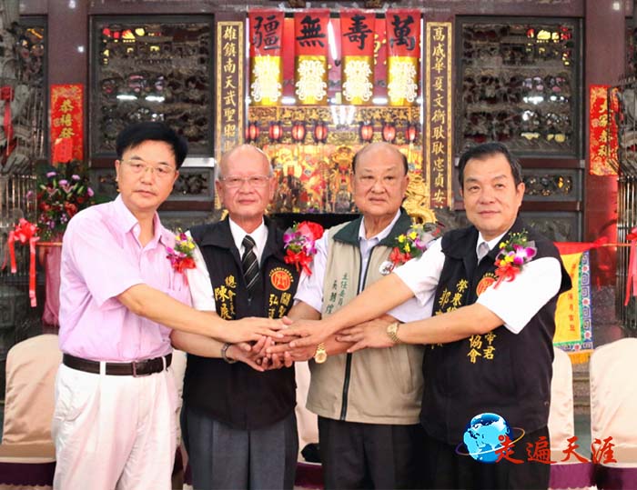 6 台湾中华关帝弘道协会三任总会长吴朝煌(右二)、郭有智(右一)、陈展松(右三)与大陆文化学者朱正明紧紧握手.JPG