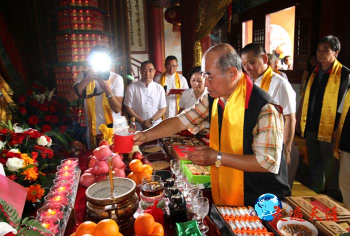 4 台南祀典武庙主委林培火率团,在湖北荆州关羽祠大殿举行寻根仪式.JPG