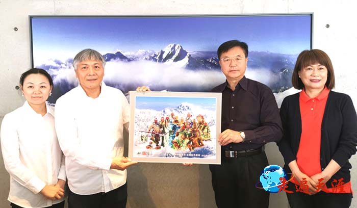 6 中国摄影家朱正明向台南祀典武庙何锦荣顾问(左二)赠送关帝群像,右一为台湾企业家何黄秋燕董事长,左一为荆州关羽祠主委刘燕.jpg