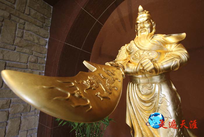 3 佛光山佛陀纪念馆前的武圣殿内,供奉着山西运城祖庙铸造护送而来的关帝.jpg