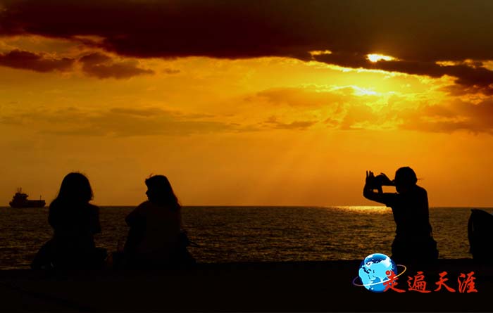 1 风情万种的高雄港西子湾。海峡对岸,就是大陆厦门.JPG