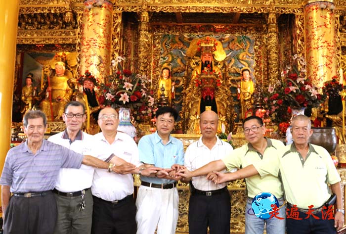 6 启明堂大殿,堂主杨武雄、副堂主杜进良、副社长蔡松俊与朱正明先生、洪荣丰主委等合影.JPG