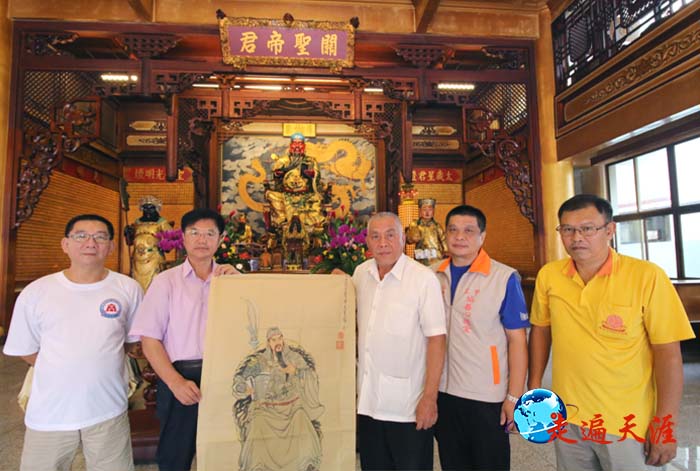 4 在高雄五甲关帝庙大殿,朱正明向董事长郑明祥、堂主陈人先生赠送关帝画像.JPG
