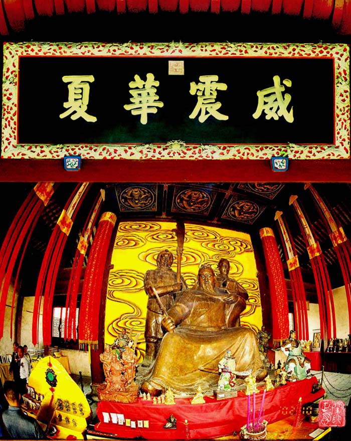 1 湖北当阳关陵大殿供奉的关帝.jpg