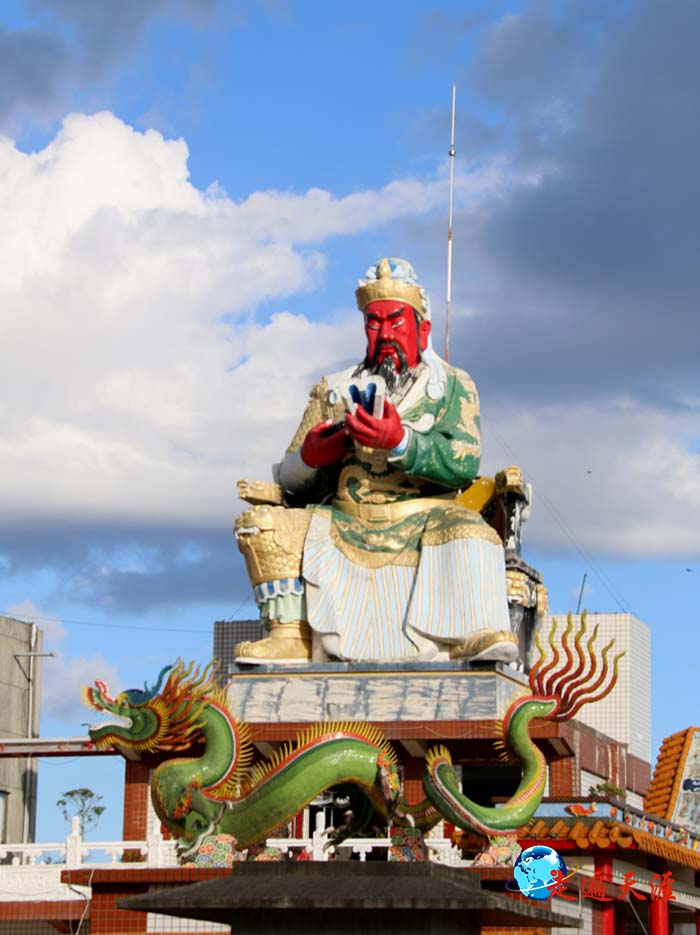 2 东照山关帝庙殿顶竖立的关公读春秋像.JPG