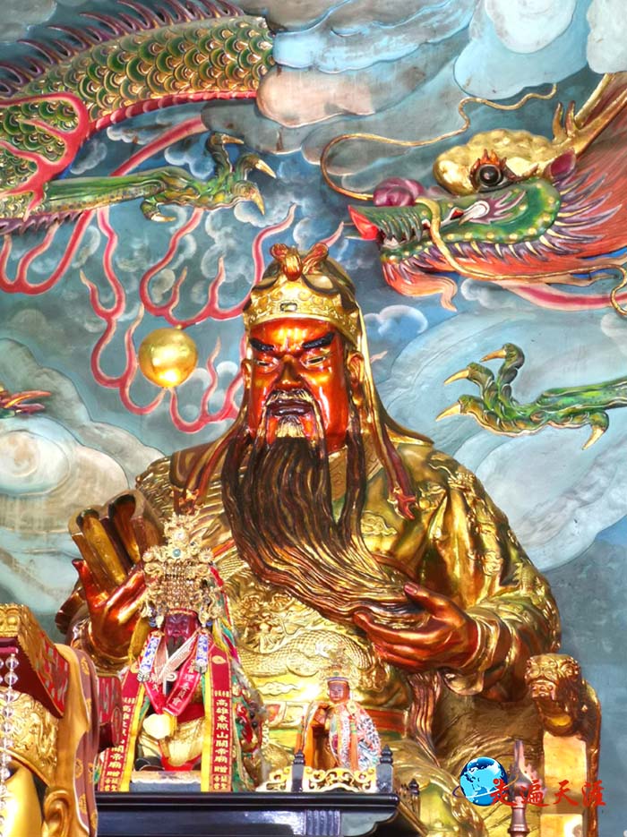 3 东照山关帝庙大殿供奉的关帝.jpg