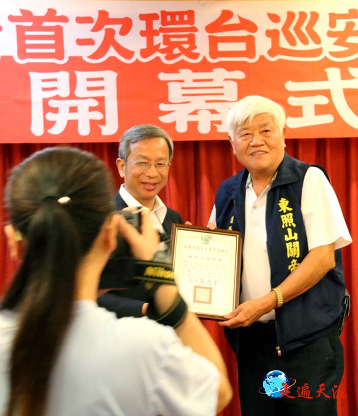 4 高雄市政府向东照山关帝庙吴进财主委颁发奖证.JPG