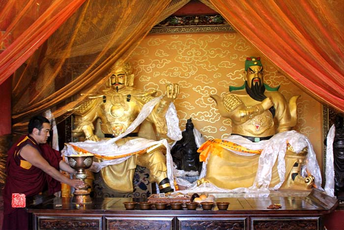 2.西藏拉萨关帝庙大殿供奉的关公、格萨尔王(朱正明 摄影).jpg