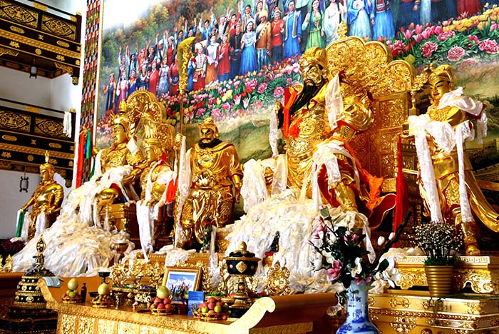 3.世界最高的珠穆朗玛关帝庙大殿供奉关公、格萨尔王(朱正明 摄影).jpg