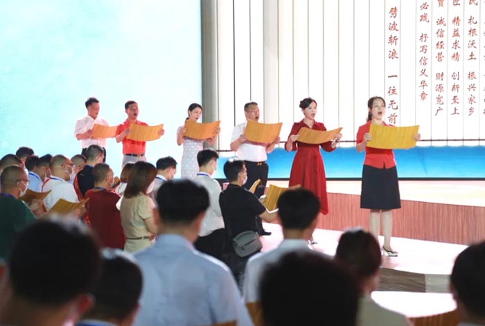 1 名各行業代表宣讀《信義當陽倡議書》.jpg