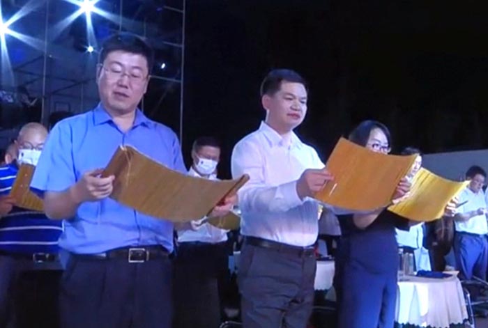 2 當陽市委書記劉傳鋼(中)率12名各行業代表宣讀《信義當陽倡議書》,.jpg