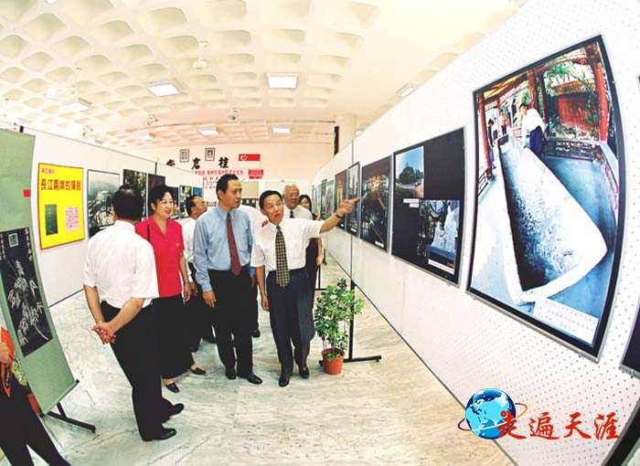 3 荆州市委书记刘克毅(右一)、中国驻新加坡大使馆公使衔参赞管木(右二)等嘉宾观看展览.jpg