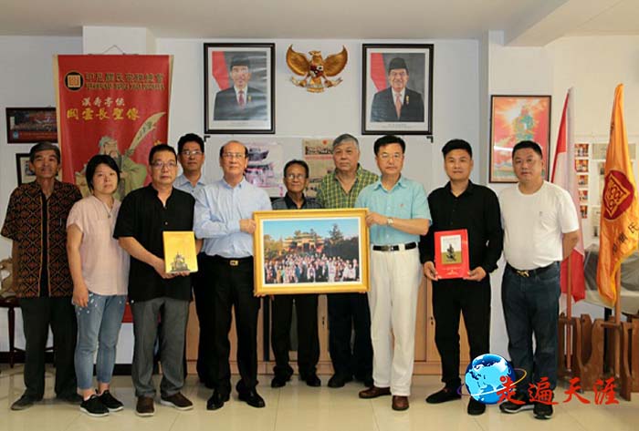 03 湘鄂参访团朱正明(右三)向印尼关氏宗亲总会关添辉主席(左五)赠送关帝文化专著和摄影作品。右四为印尼关氏宗亲总会前任主席关文友,右一为湖北省非洲商会副会长刘松旺,左三为武汉普天创新物联网科技开发有限公司总经理刘智,右二为湖南长沙义坛文化发展中心董事局主席王协辉.jpg