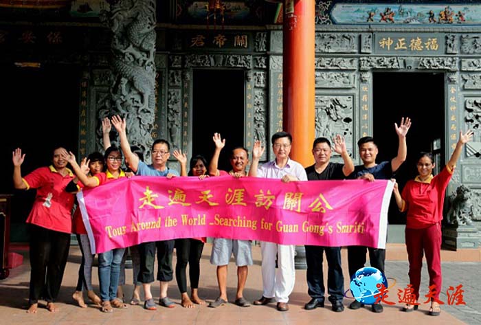 12 在印尼巴厘岛保安宫关帝殿,湖北湖南参访团打出“走遍天涯访关公”的横幅.jpg