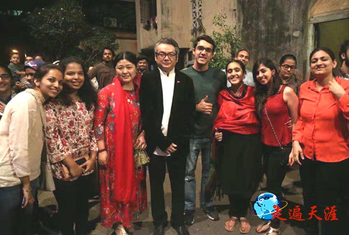 3 郑曦原总领事和外交官妻子李方慧,在关公庙与华侨守岁合影.jpg